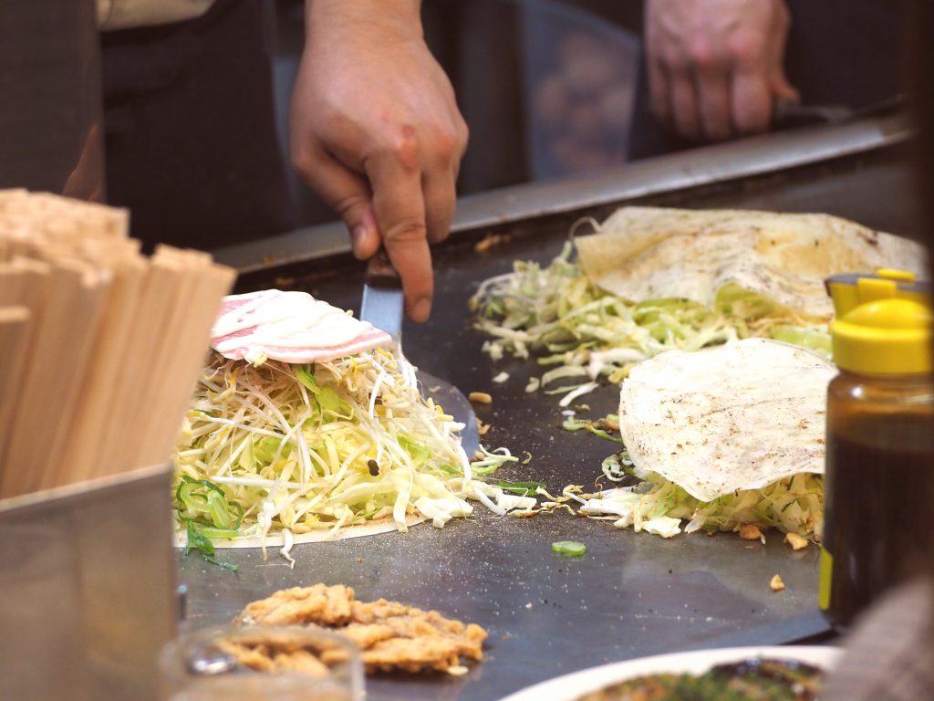 お好み焼きを焼いている様子。