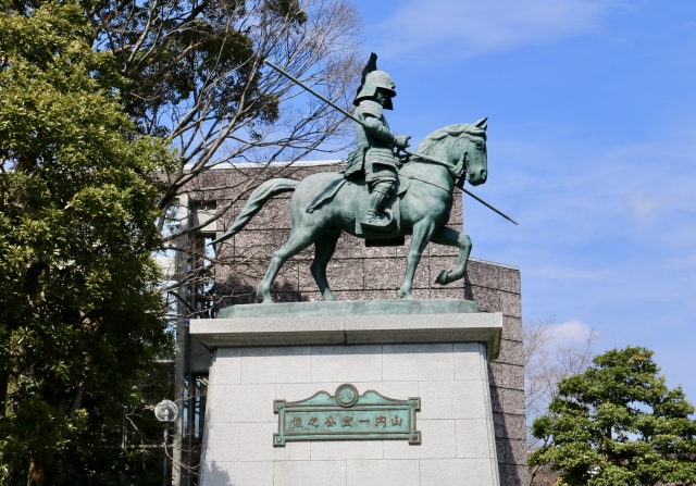 山内一豊は掛川の支配を経て、土佐20万石の大名に出世します