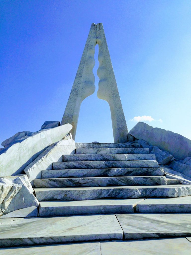 青空を背景に光明の塔が建っている様子。