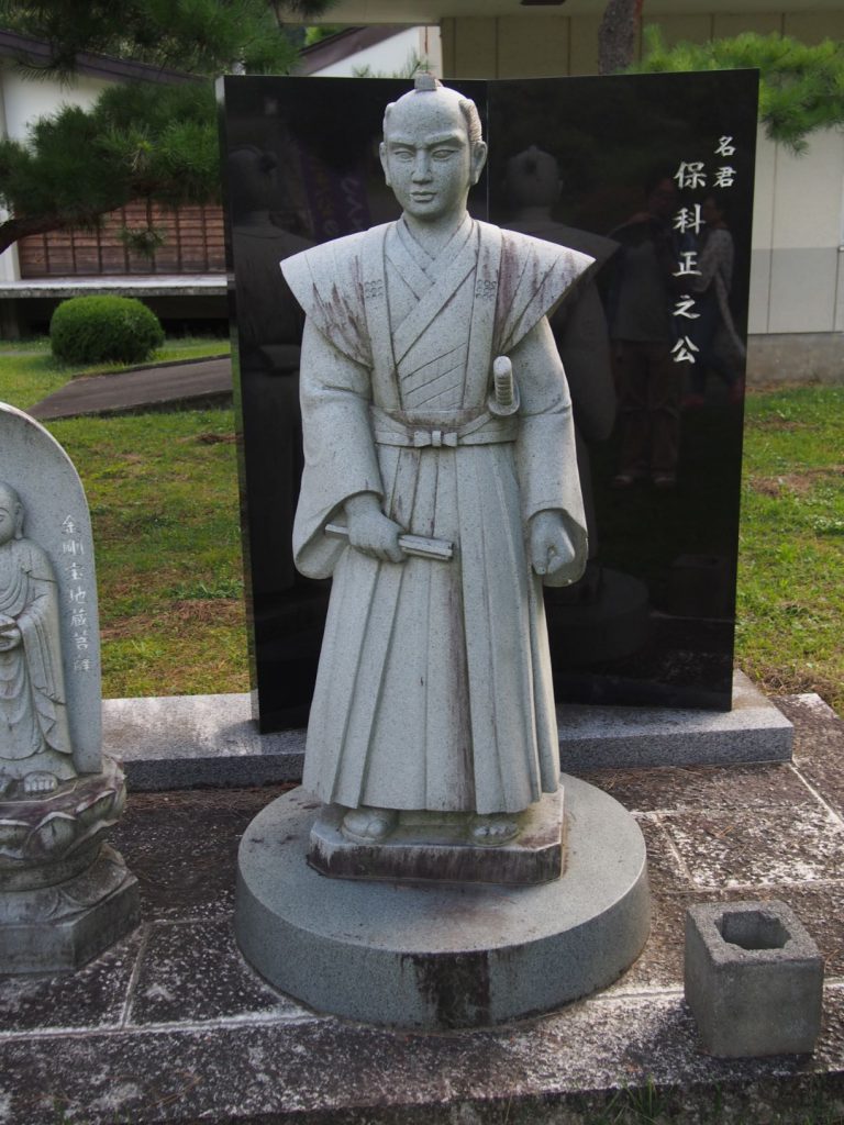 幼少期を過ごした高遠城址公園にある保科正之像の様子。