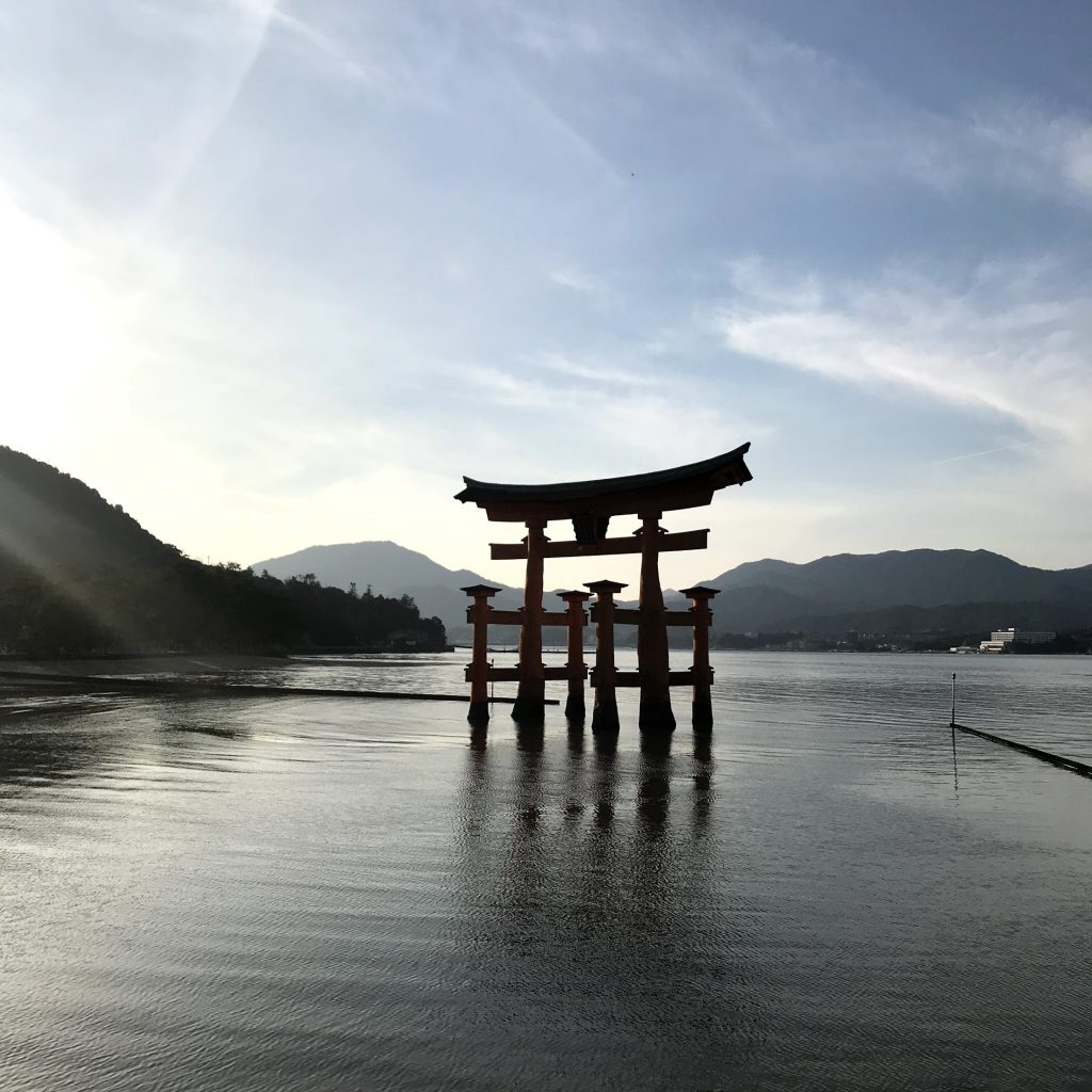 宮島厳島神社の鳥居の様子。