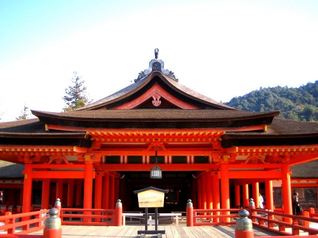 厳島神社本堂の様子。
