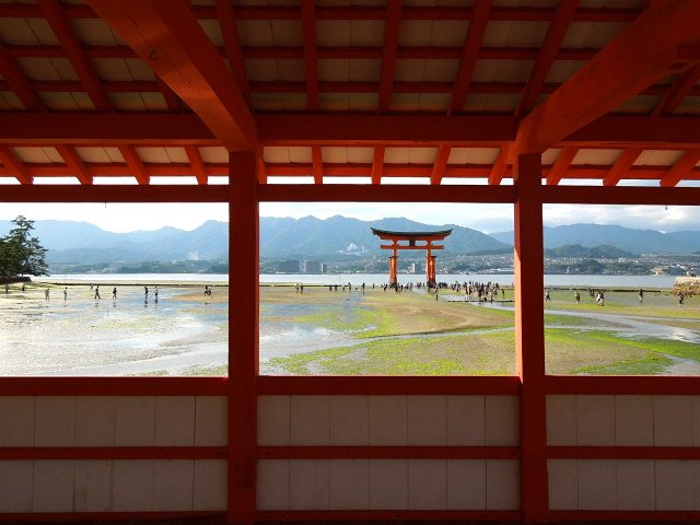 厳島神社の本殿から見た鳥居の様子。