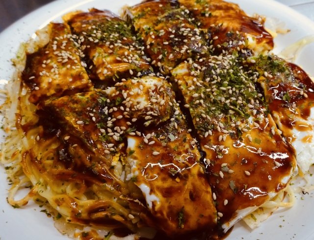 モダン焼きの様子。ゴマや海苔が塗してあって美味しそう。