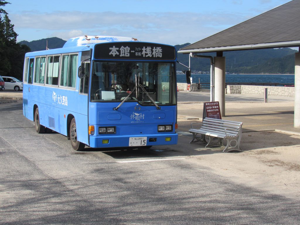大久野島休暇村と桟橋間を走るバスの写真