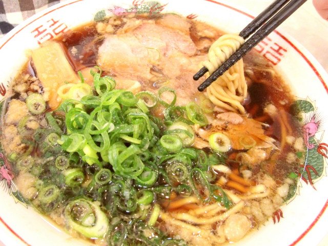 尾道ラーメンの美味しそうな様子。