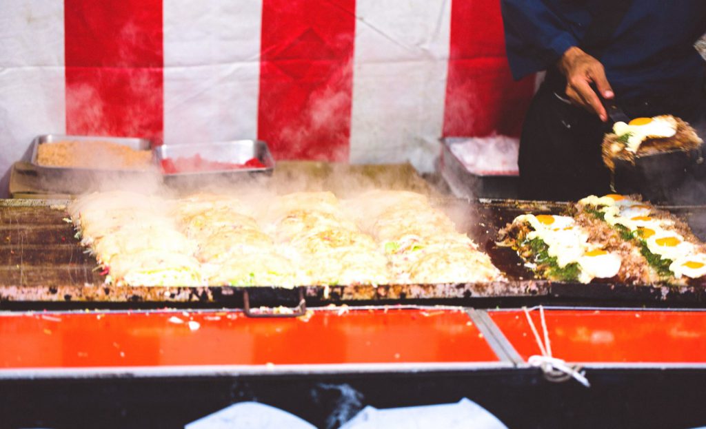 屋台でもんじゃ焼きを作っている様子。