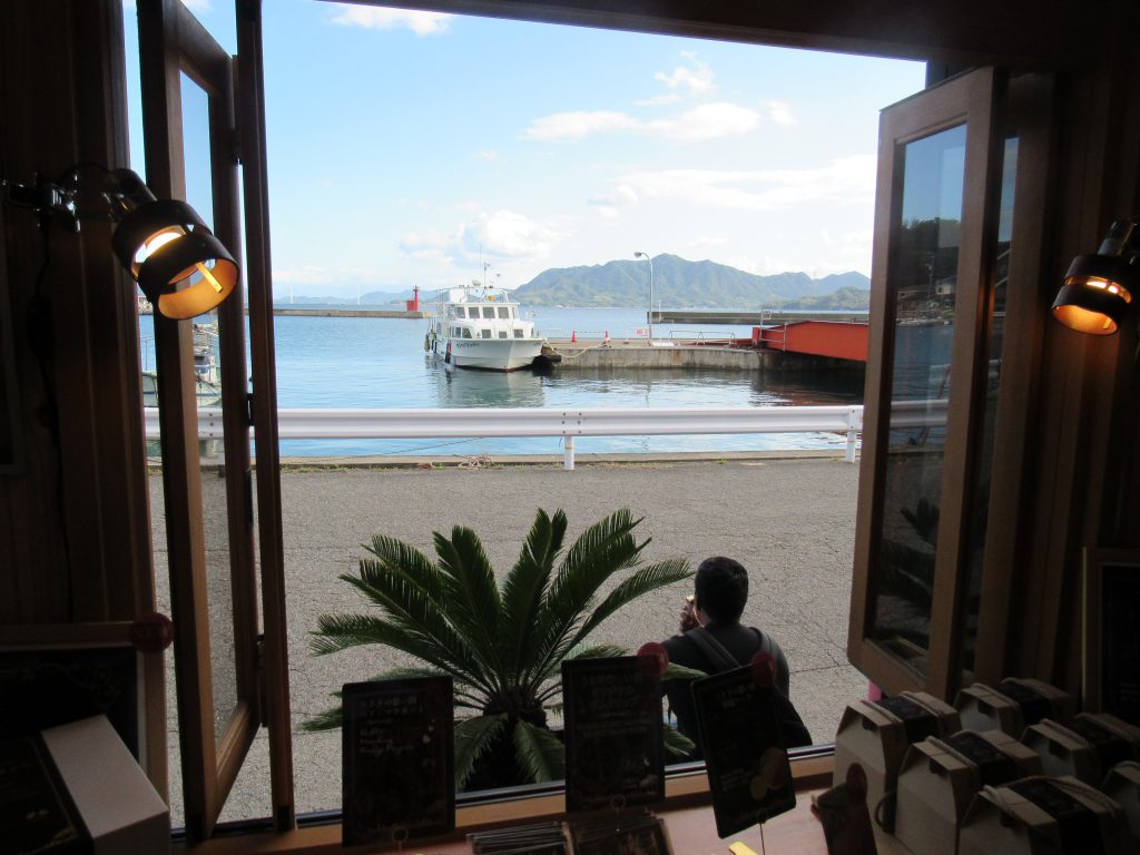 忠海港の土産店の窓からの風景