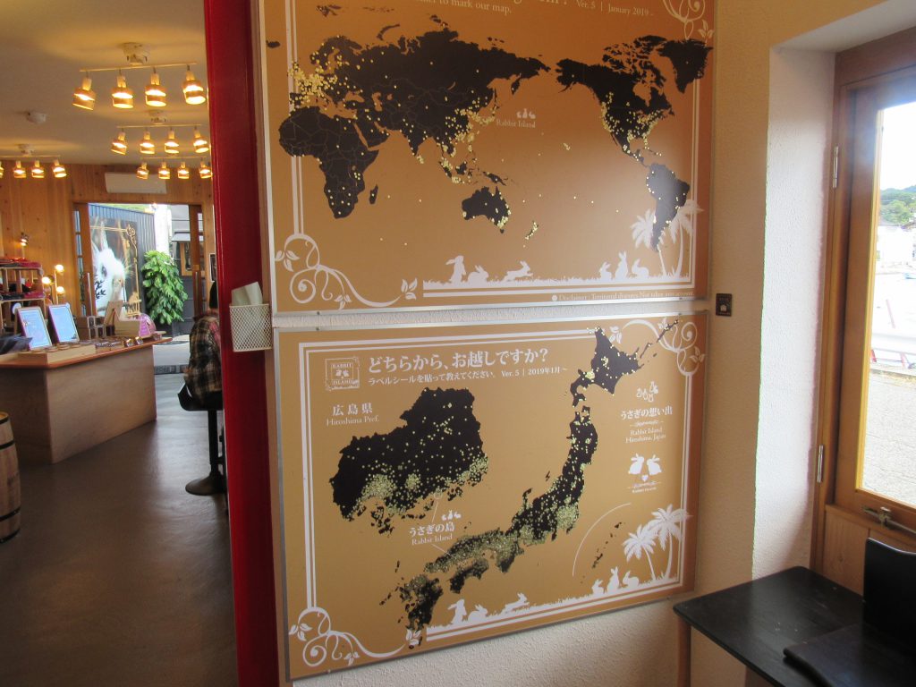 忠海港のお土産売り場にある展示物。「どこからお越しですか」という質問と一緒に日本地図と世界地図が貼られている