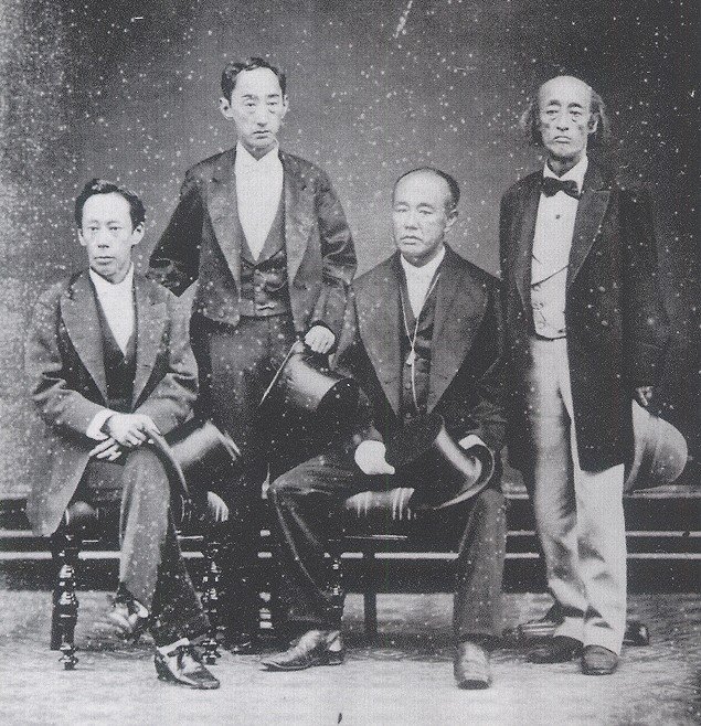 高須4兄弟のモノクロ写真。
左から定敬、容保、一人おいて慶勝。