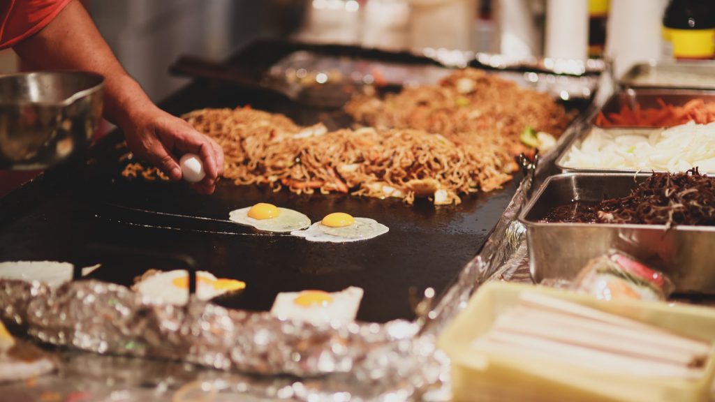 広島風お好み焼きの焼きそばを作っている様子。