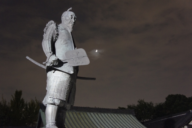 月夜に照らされる豊臣秀吉の銅像