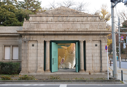 扉が開いている旧博物館動物園駅の駅舎