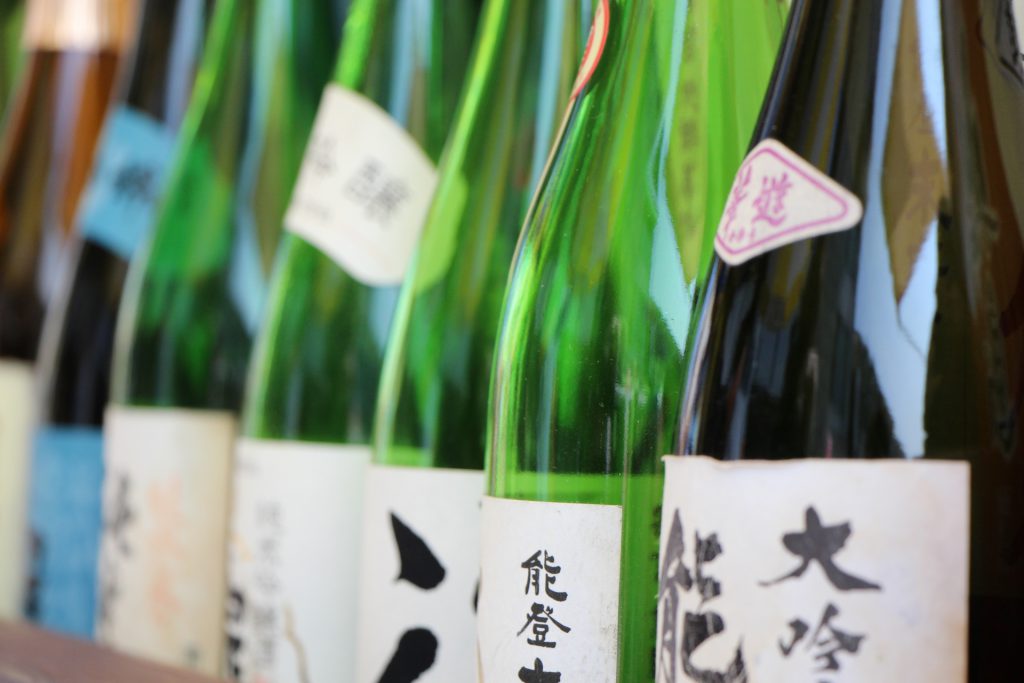 日本酒の瓶が並ぶ