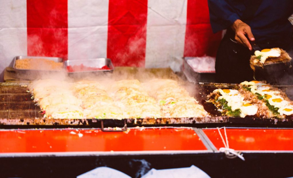 新天地広場にある『お好み村』でお好み焼きをつくっている様子。