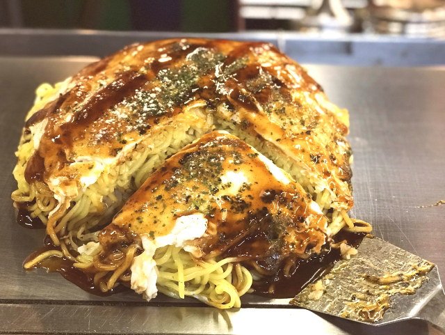 お好み焼きの断面。麺がたっぷりで美味しそう。