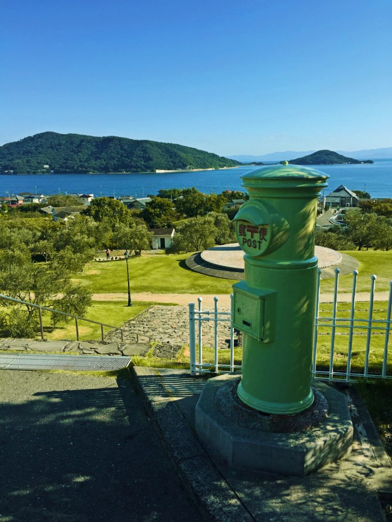 オリーブ公園にある緑色のポストの様子。