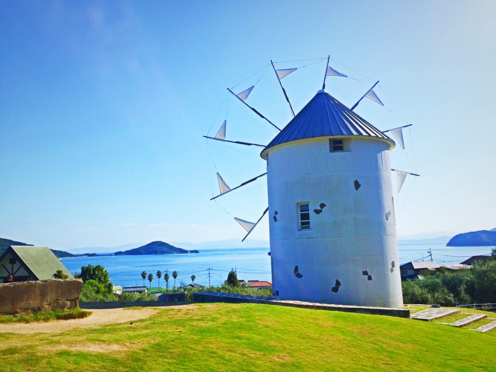 後ろ側から撮ったオリーブ公園内のギリシャ風車の写真。