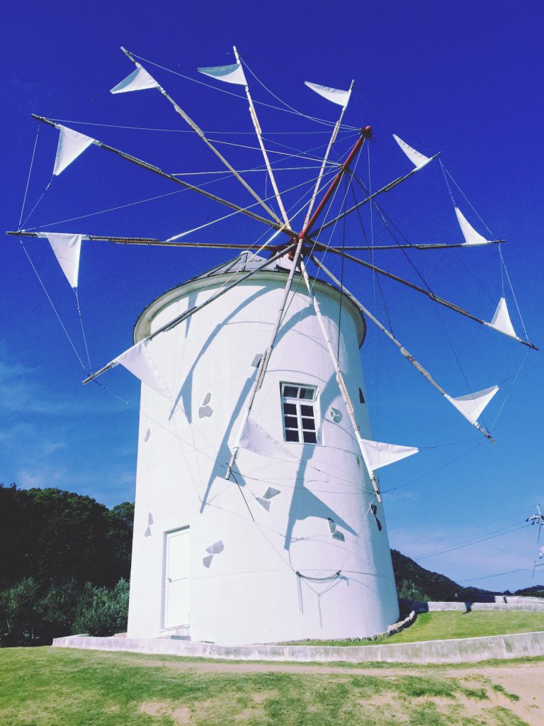 オリーブ公園内のギリシャ風車正面からの写真