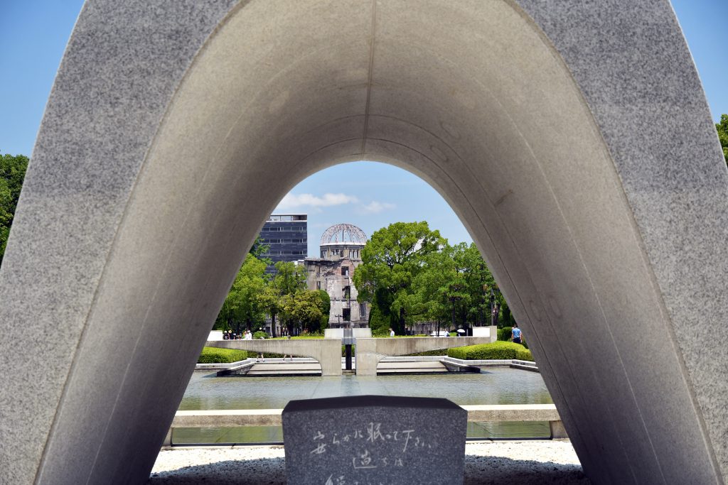 平和記念公園の慰霊碑。その向こうには原爆ドームが見える。