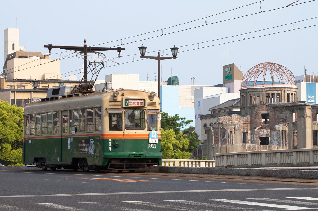 原爆ドーム横を走る路面電車の様子。