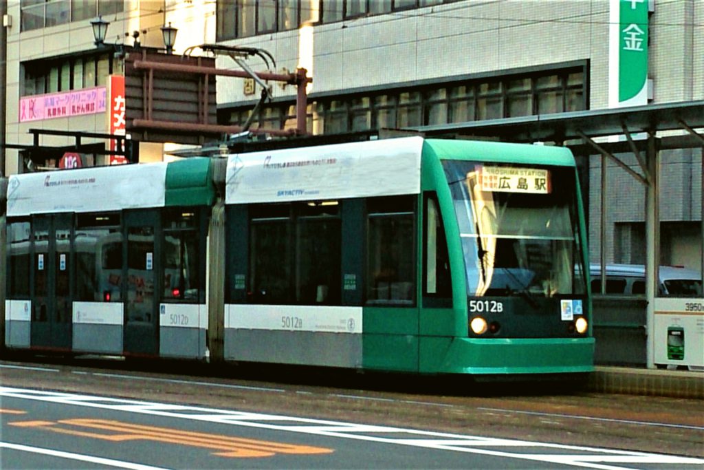 広島駅に向かう路面電車。