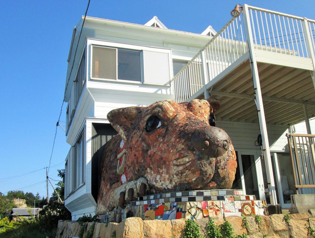 いまにも動き出しそうなこの犬は、犬島を訪れる人が楽しみにしている永久展示の現代アート、「犬島の島犬」です。犬島は岡山県で唯一、瀬戸内国際芸術祭に参加している島で、近年海外からも多くの人が訪れています。