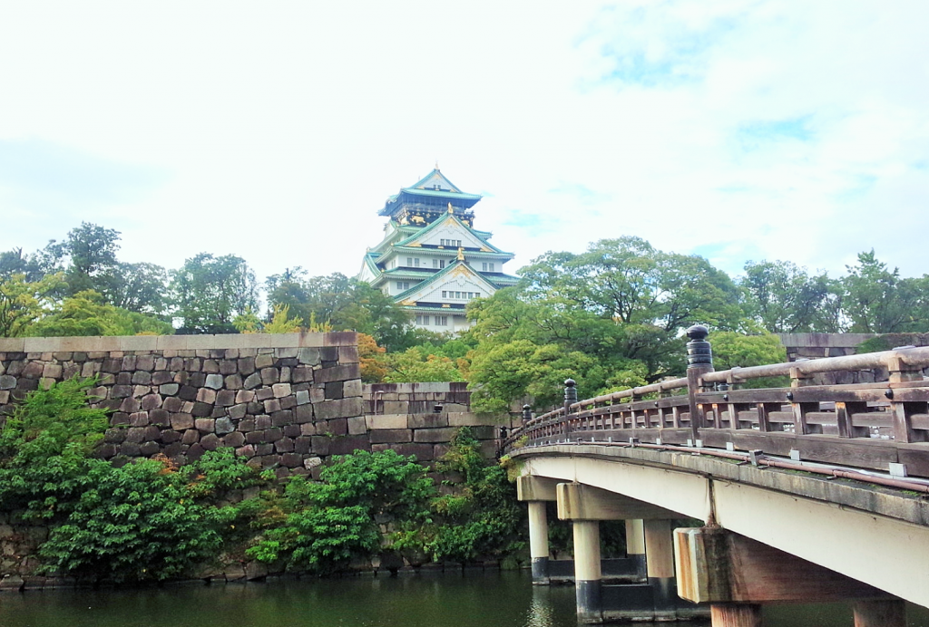 こちらは、すこし歩いて北側の極楽橋からみた大阪城。橋を渡っていくとそこにも石の世界が広がっています。