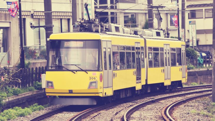 東急世田谷線下高井戸駅付近のカーブを走ってくる電車