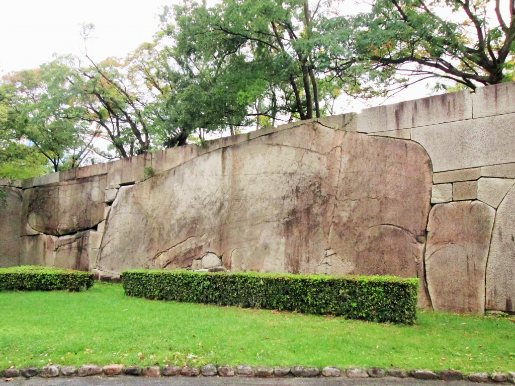 北西側の京橋門桝形にある大阪城内で2番目に大きな「肥後石」。こちらも瀬戸内海を旅して据えられた巨石で、小豆島で産出された石とされています