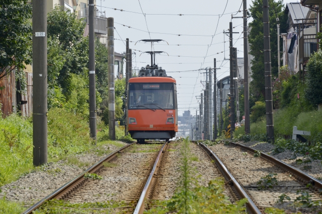 住宅街の間を走る世田谷線