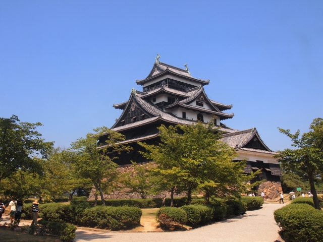 後にこの地に築かれた松江城は江戸時代の天守が維持されている城で、国宝に指定されています