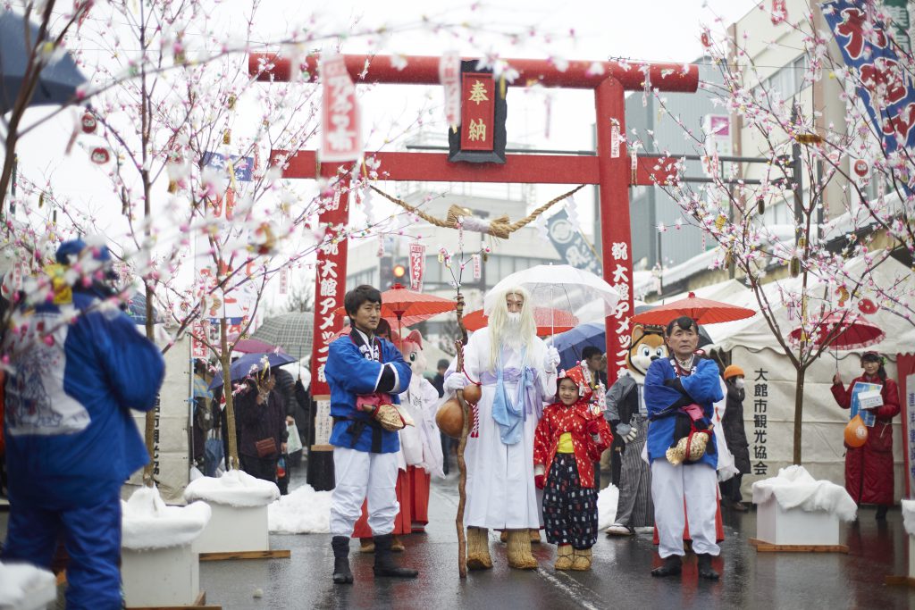 雨の中開催された大館市アメッコ市の様子。