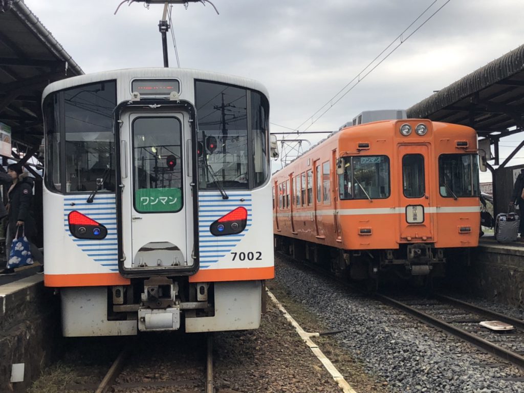 川跡駅にて並ぶ一畑電車7000系（左）と2001系