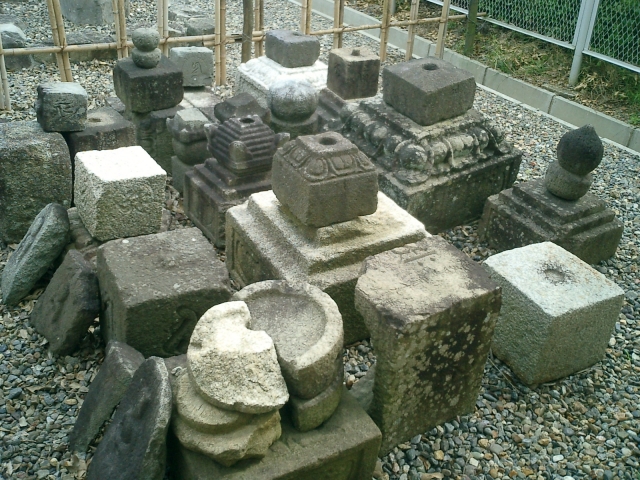 福知山城の石垣には寺院の石がたくさん使われていました