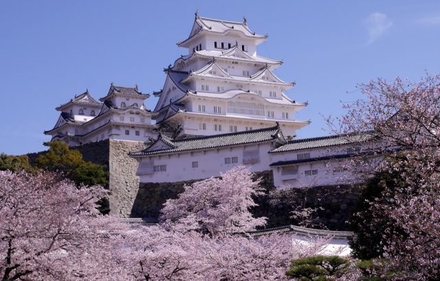 姫路城は国宝に指定され、世界遺産に登録されています