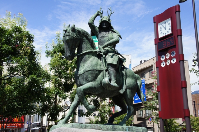 JR上田駅前の街並みに建つ真田信繁像。