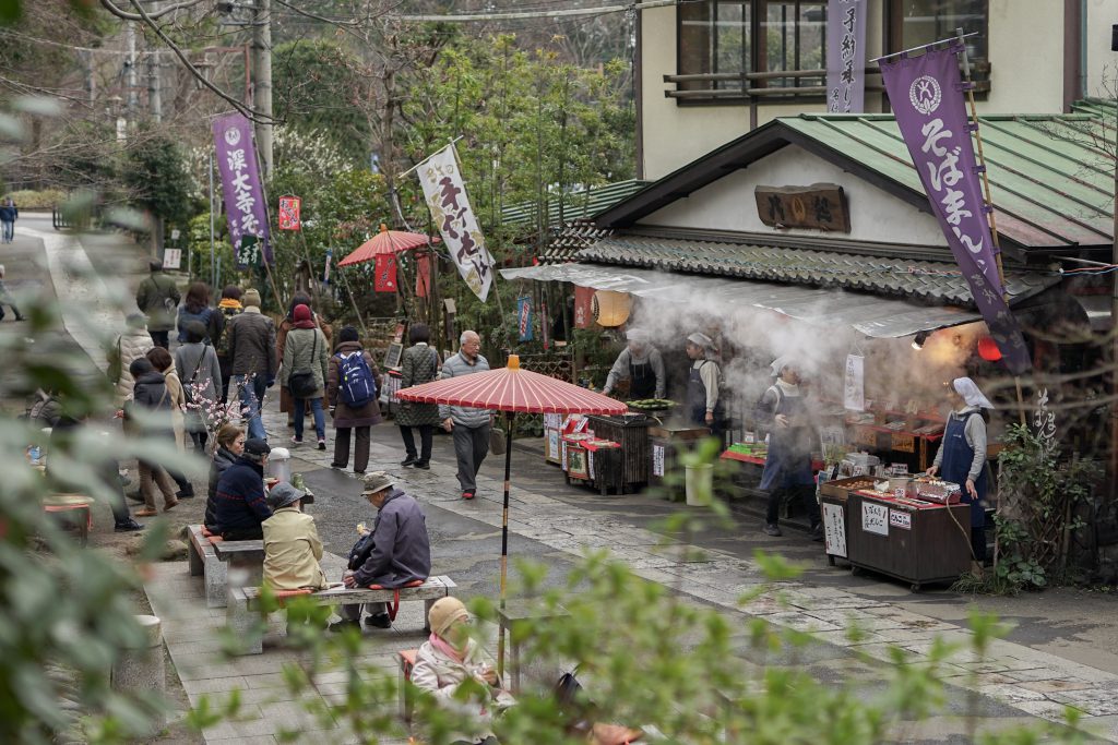 人々が行き交う深大寺の山門付近