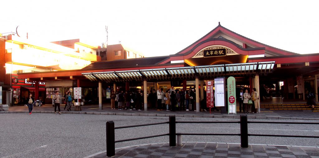 太宰府駅。紅色で周囲の景観に溶け込むようなデザインの建物。
