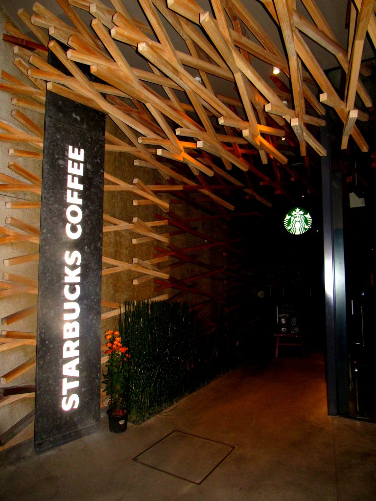 太宰府スターバックス外観。入口には「STARBUCKS COFFEE」の文字。