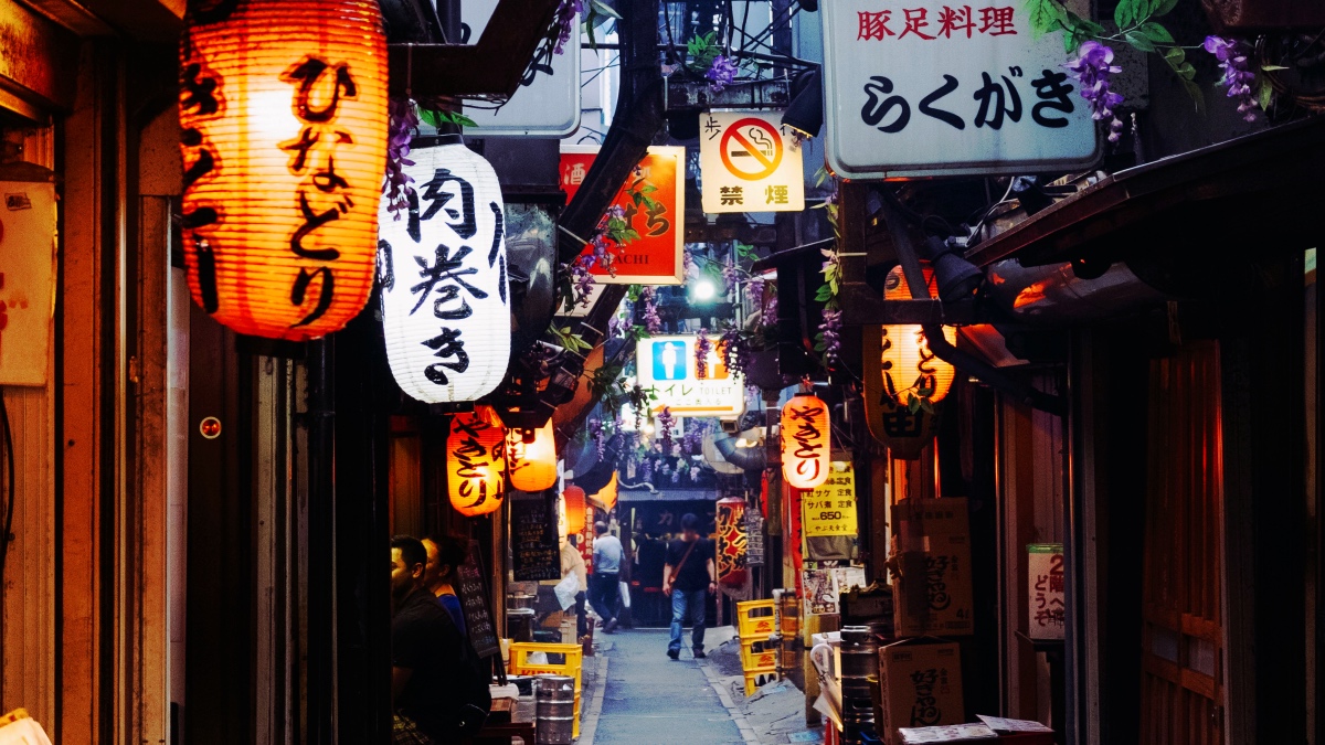 飲食店が連なる「新宿思い出横丁」