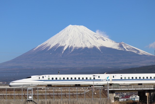 富士山の近くを疾走する東海道新幹線