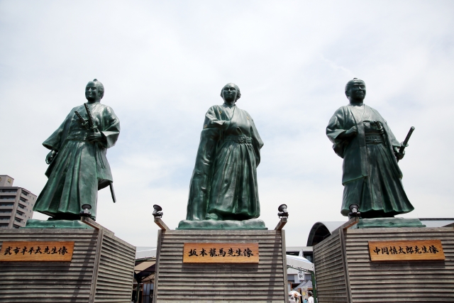 （左）武市半平太像。
（中央）坂本竜馬像。
（右）中岡慎太郎像。