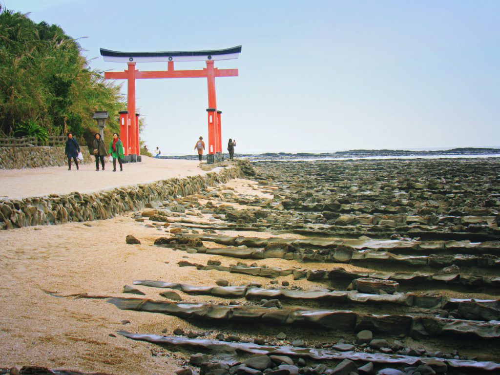 青島神社の鳥居周辺に人々がいる。傍には鬼の洗濯板