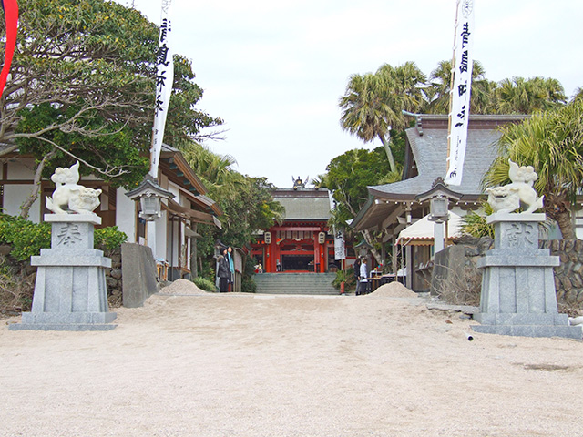 青島神社の入り口には砂がある