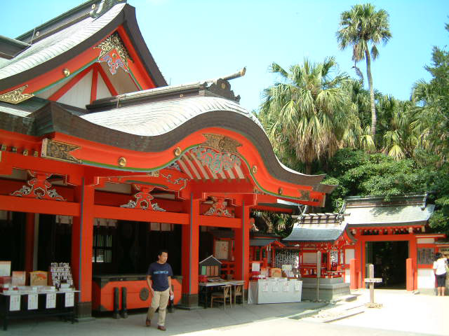 青島神社の本堂に1人の男性