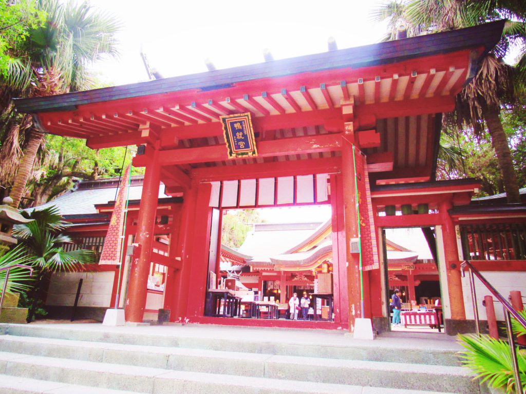 青島神社の本堂へ続く門（赤色）