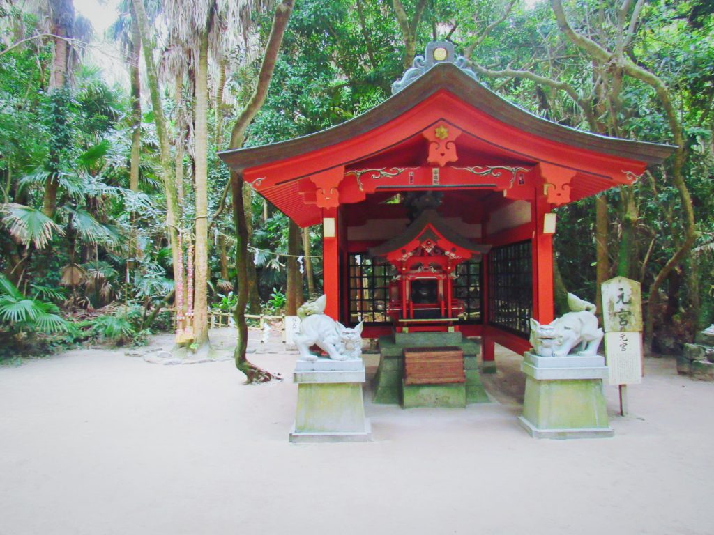 青島神社の元宮は森の中に存在する