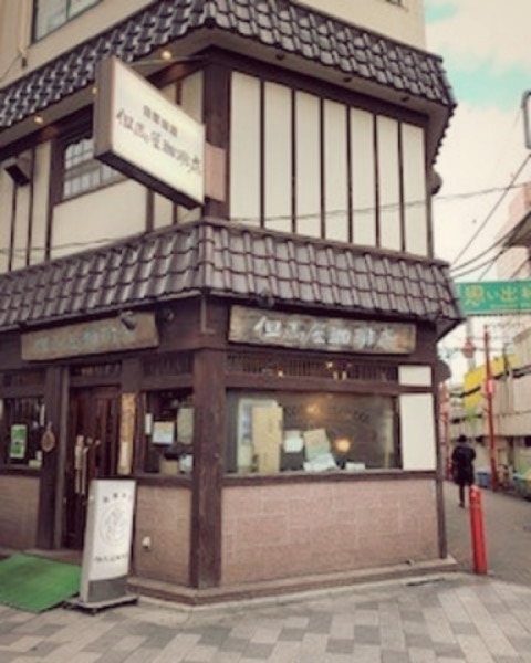 「但馬屋珈琲店　本店」のレトロな外観。