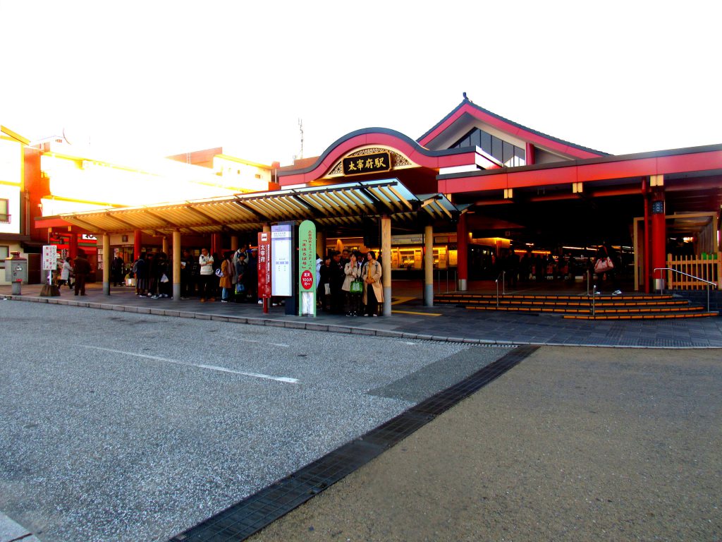 太宰府駅の賑やかな外観。